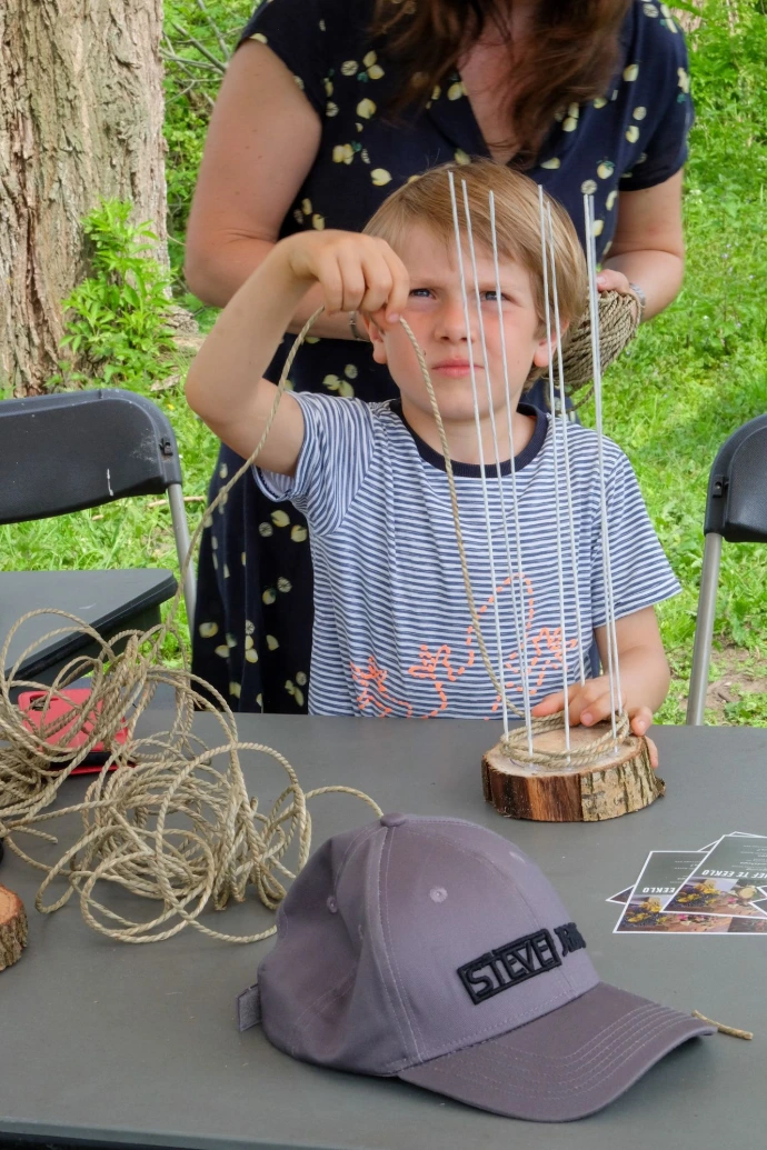 Kind knutselt met jute-touw