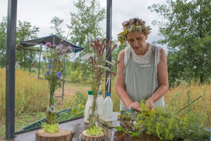 Bloemschikken met veldbloemen