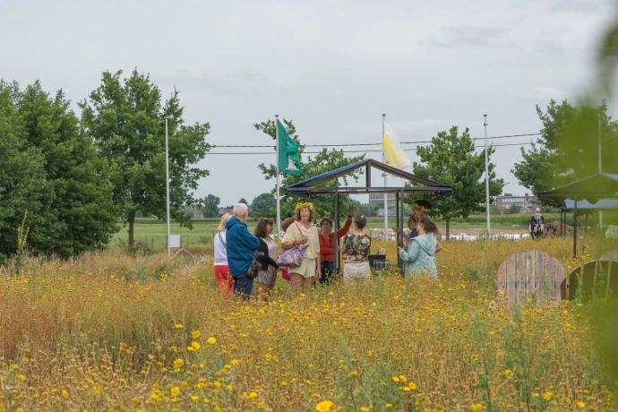 Bezoekers op het veld