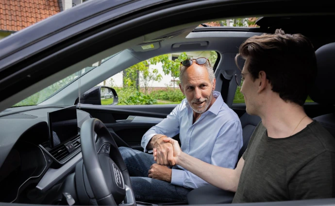 twee mensen in een auto, foto: Hoplr