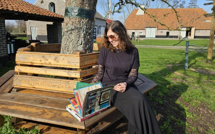 Saddie leest een culinair boek