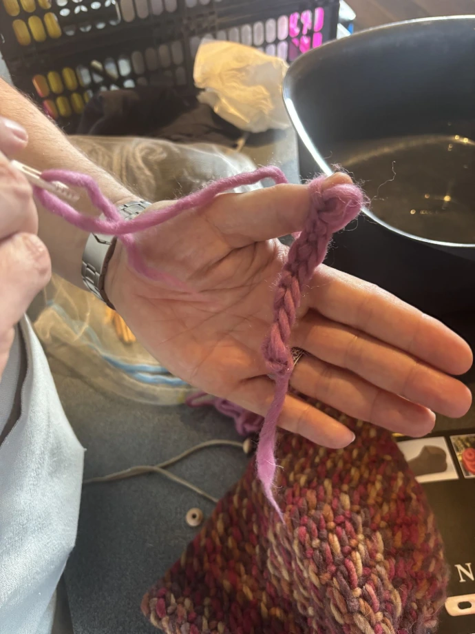 Stefaan demonstreert het naaldbinden.