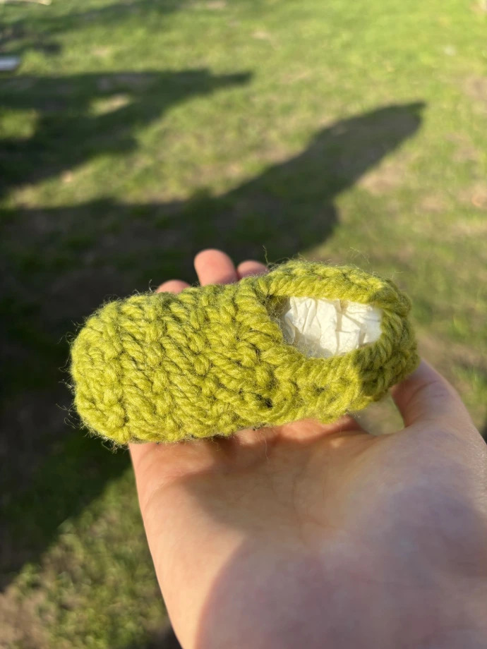 Een babyschoentje gemaakt met naaldbinden.