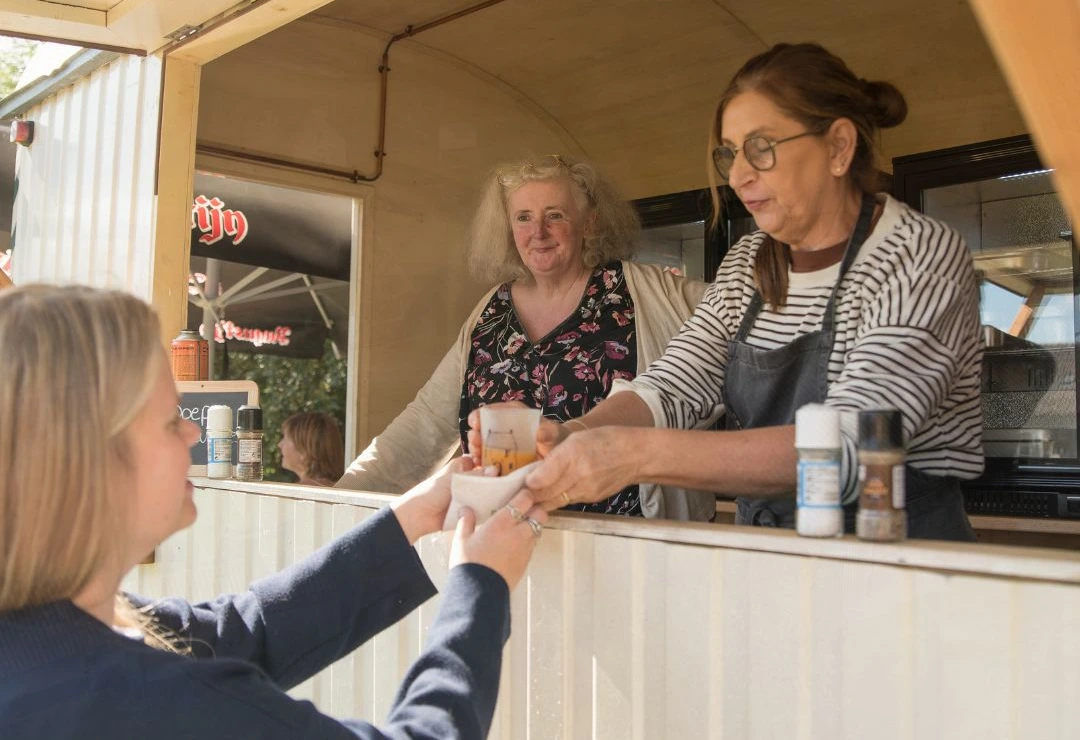 Vrijwilligers achter de bar