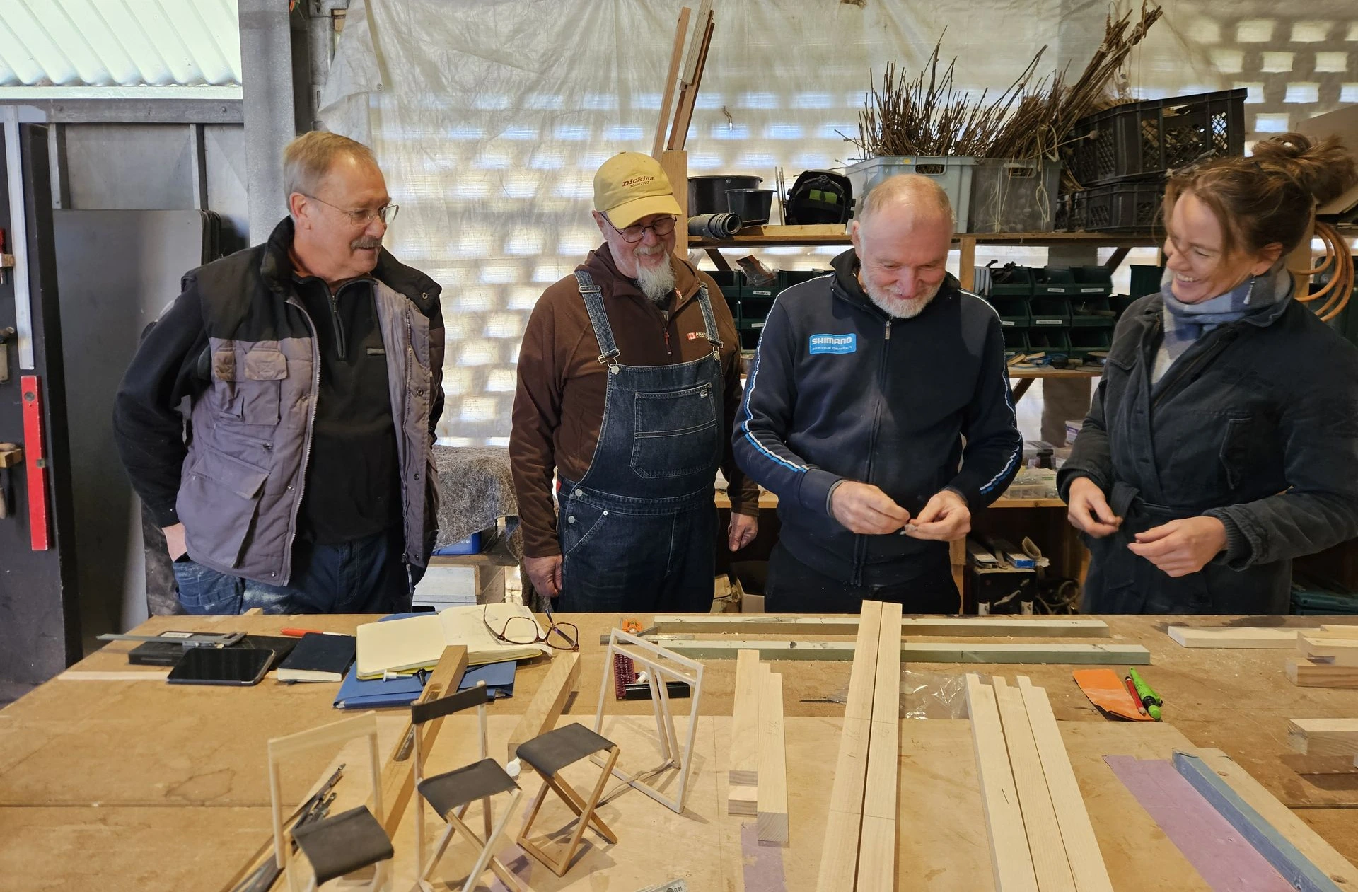 Vrijwilligers werken met hout.