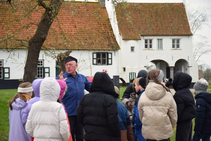 'Boer Huysman' begeleidt een kindergroep, foto Bert Langsaskens