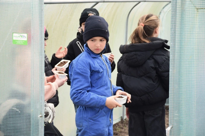 klasbezoek in de serre, foto Bert Langaskens