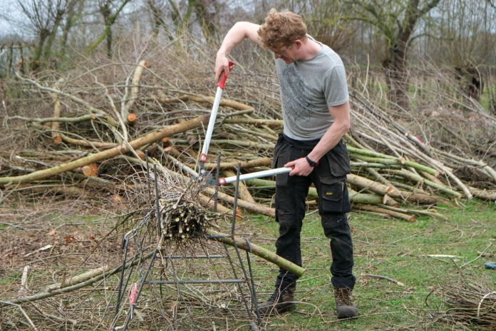 Een bussel wordt gemaakt van snoeihout, foto Monique Depestel