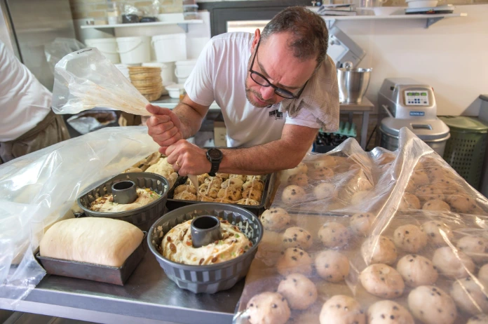 Bakker Wim spuit deeg in vormen, foto IsaDSPhotography