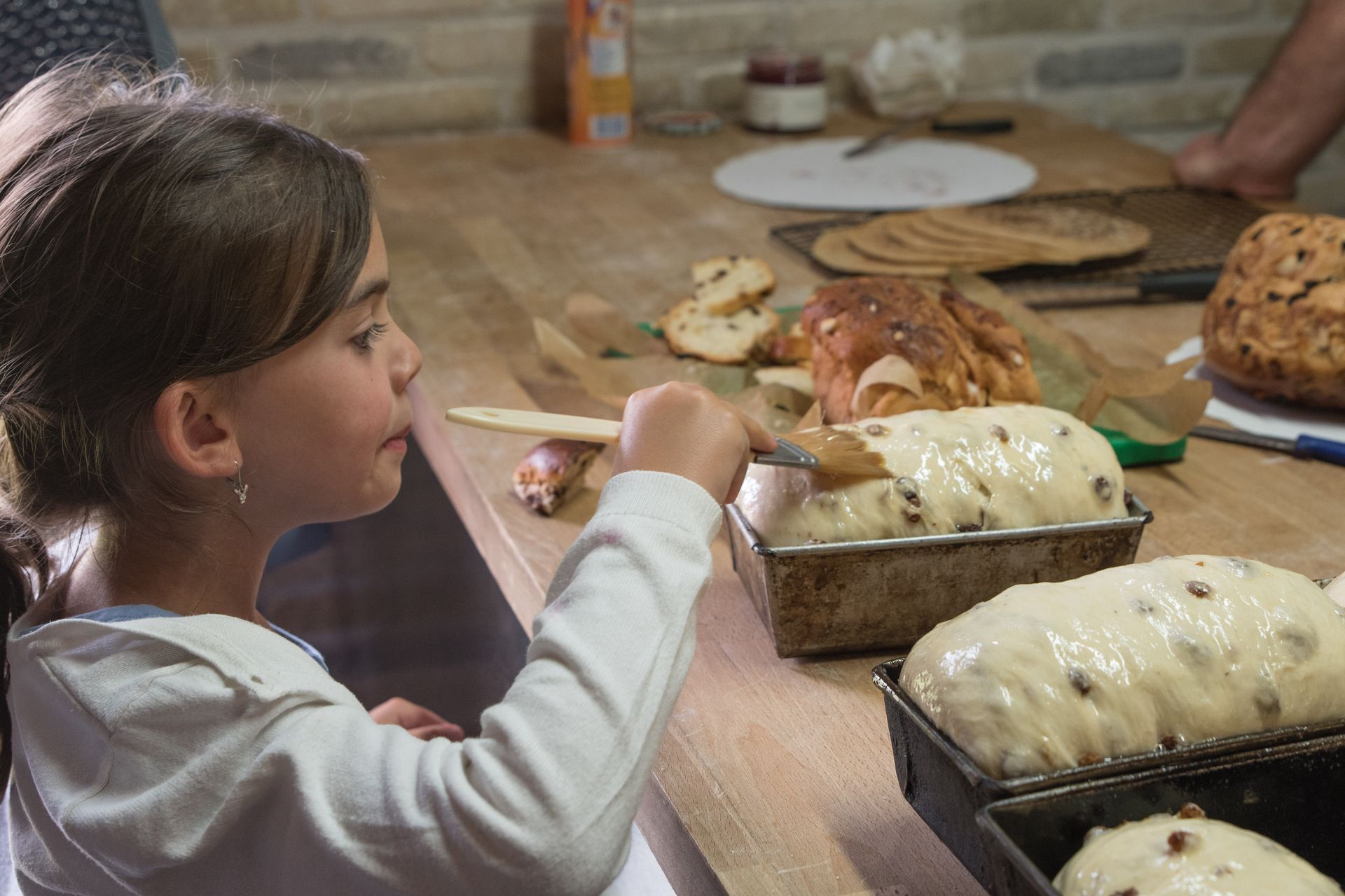 jonge helper op een van de bakdagen, foto IsaDSPhotography